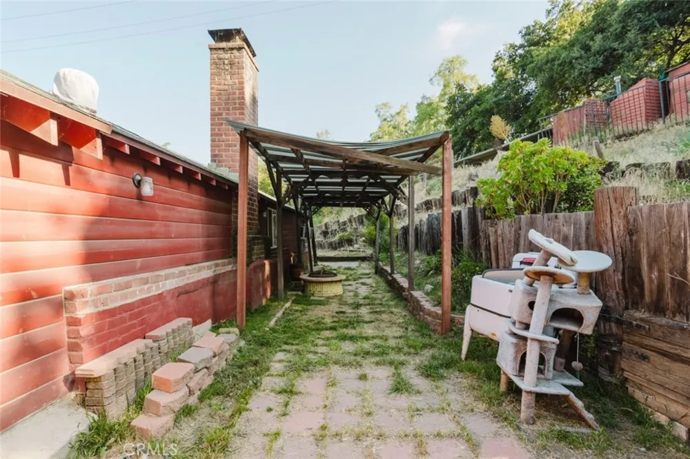 11857 East Trail Sylmar, CA 91342