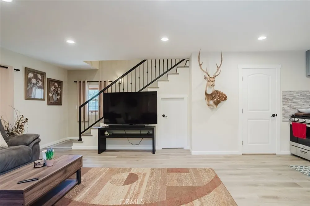 11857 East Trail Sylmar, CA 91342