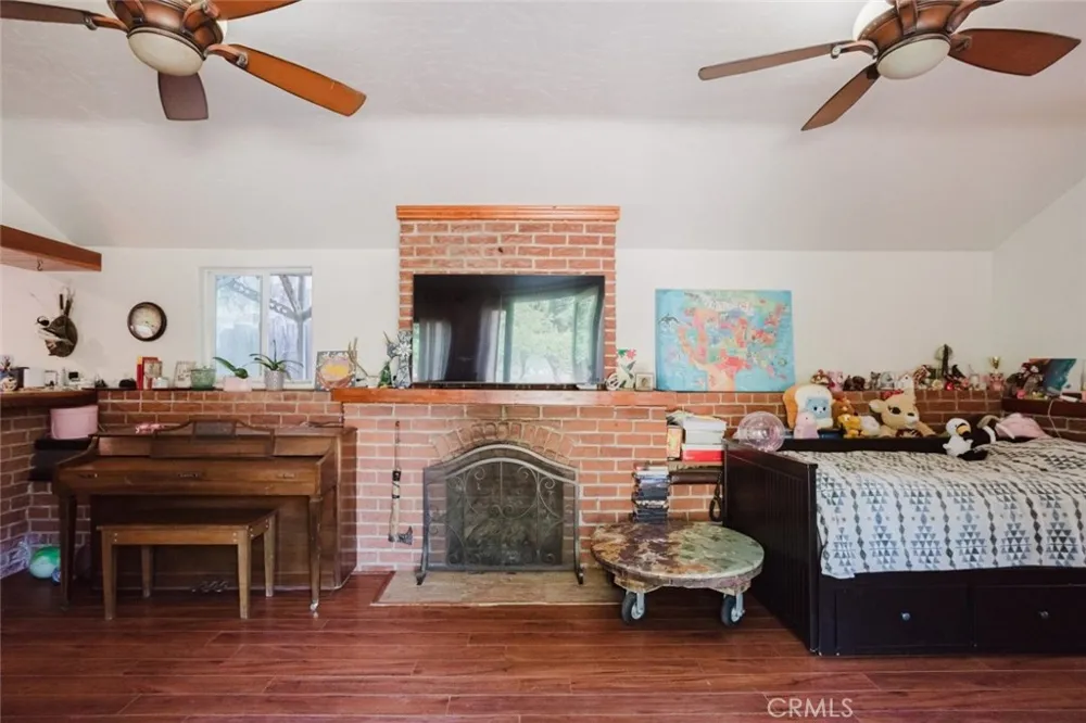 11857 East Trail Sylmar, CA 91342