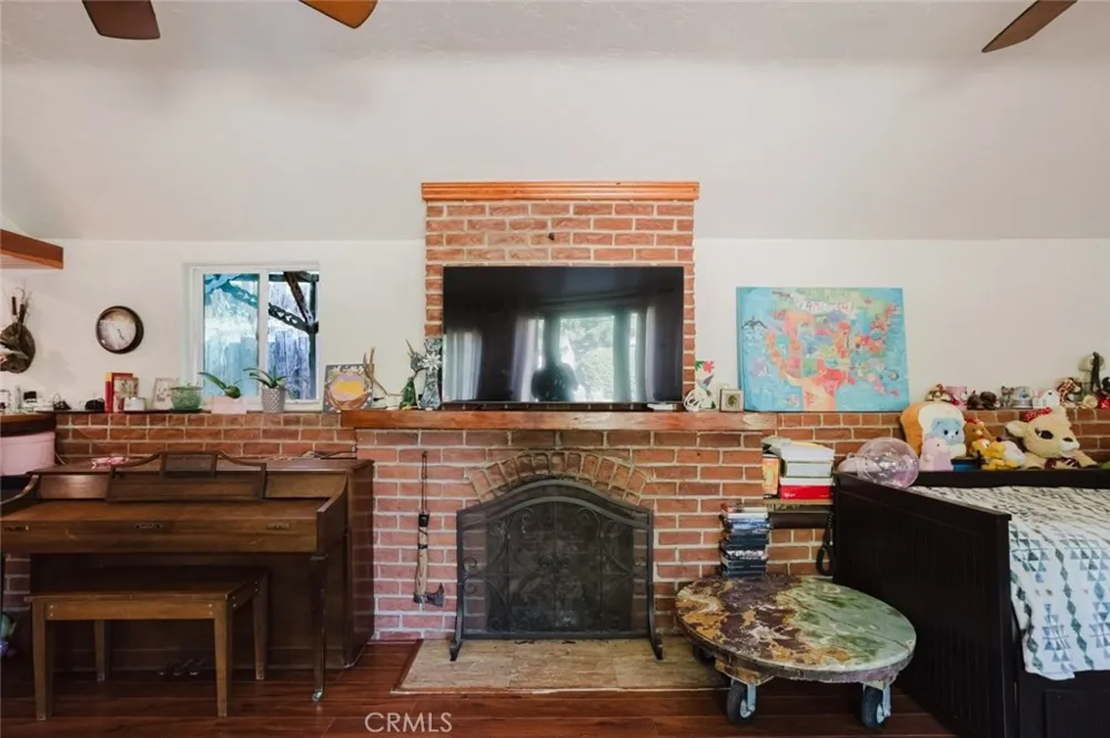 11857 East Trail Sylmar, CA 91342