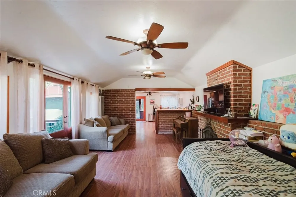 11857 East Trail Sylmar, CA 91342