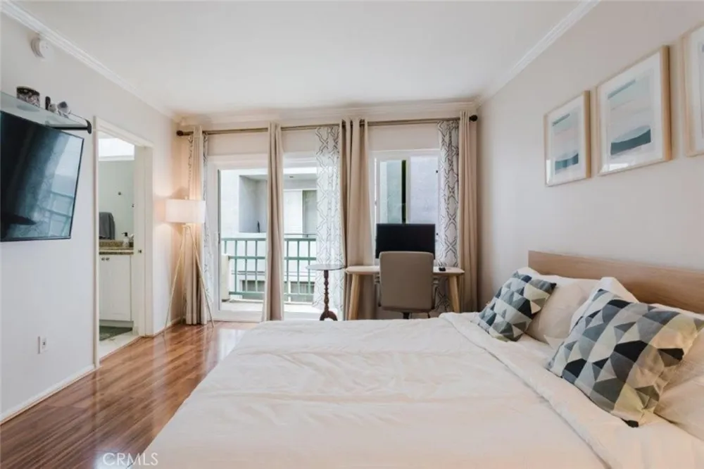 13220 Valleyheart Drive #202 Studio City, CA 91604