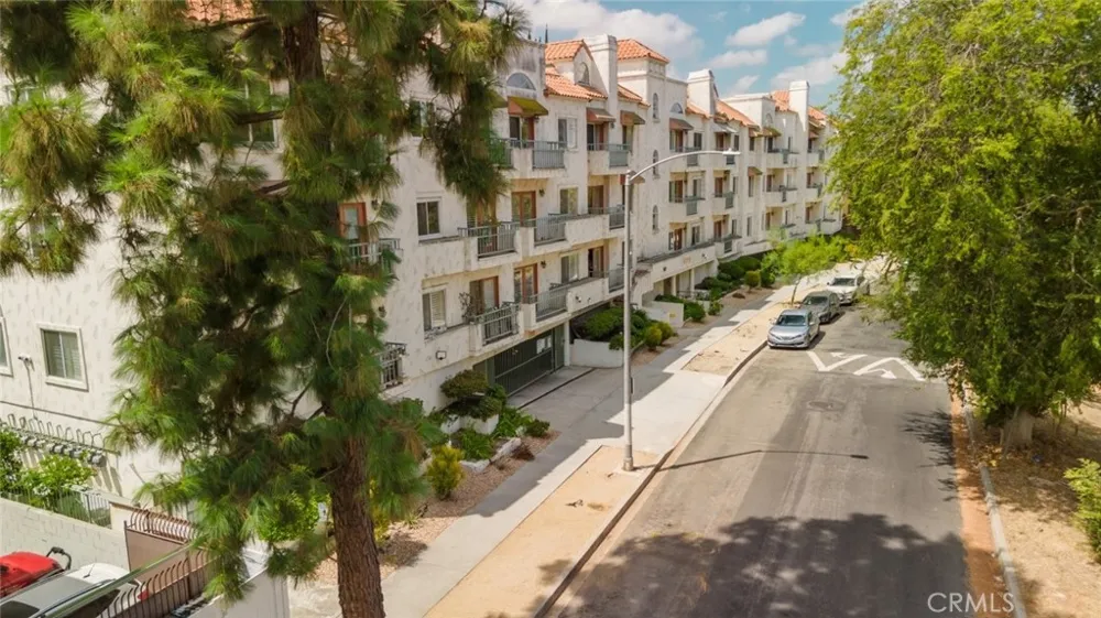 13220 Valleyheart Drive #202 Studio City, CA 91604