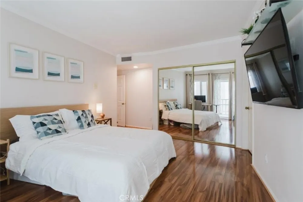 13220 Valleyheart Drive #202 Studio City, CA 91604