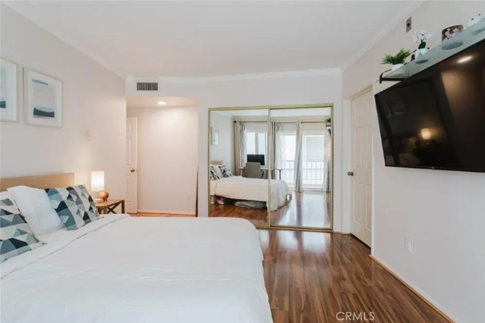 13220 Valleyheart Drive #202 Studio City, CA 91604
