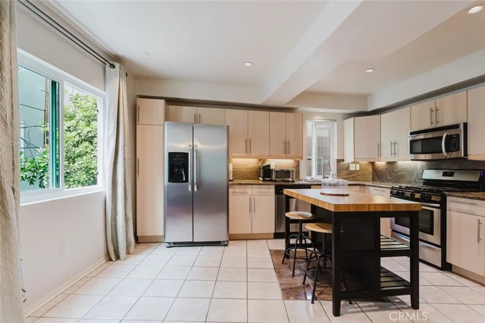 13220 Valleyheart Drive #202 Studio City, CA 91604