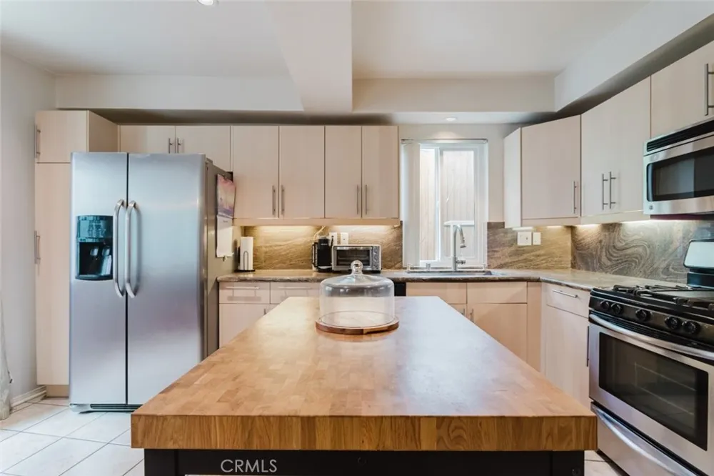 13220 Valleyheart Drive #202 Studio City, CA 91604
