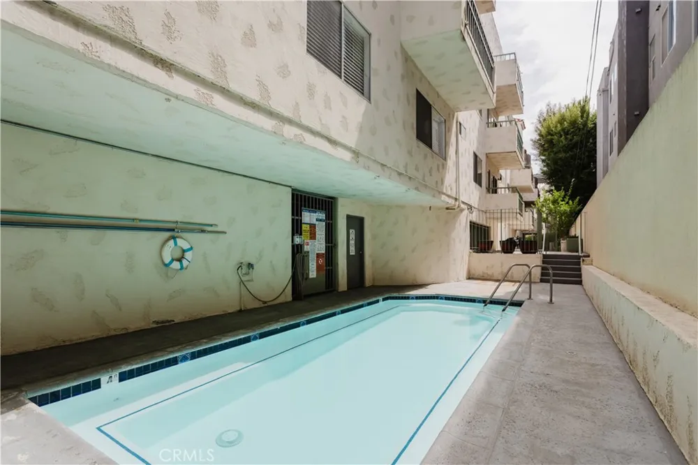 13220 Valleyheart Drive #202 Studio City, CA 91604