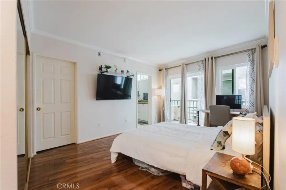 13220 Valleyheart Drive #202 Studio City, CA 91604