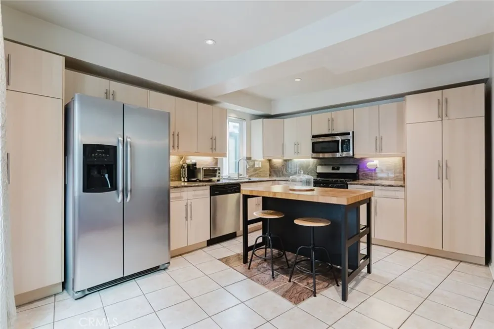 13220 Valleyheart Drive #202 Studio City, CA 91604