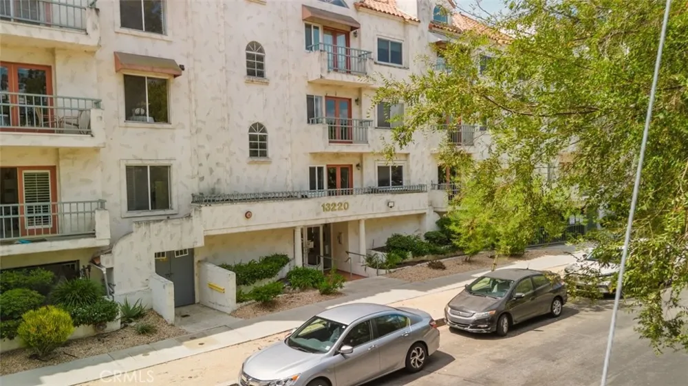 13220 Valleyheart Drive #202 Studio City, CA 91604