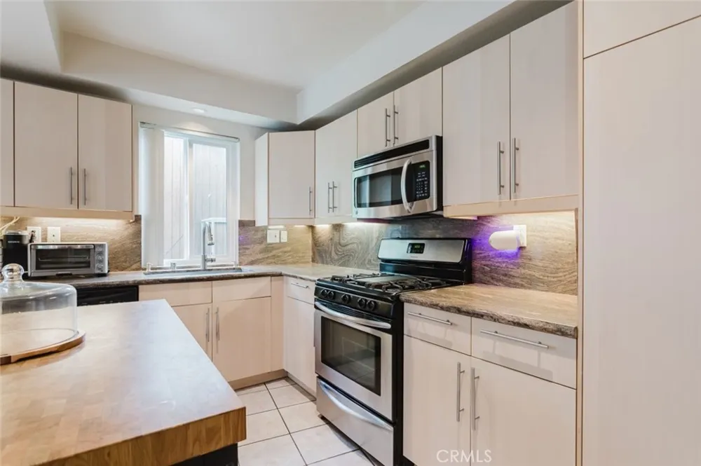 13220 Valleyheart Drive #202 Studio City, CA 91604