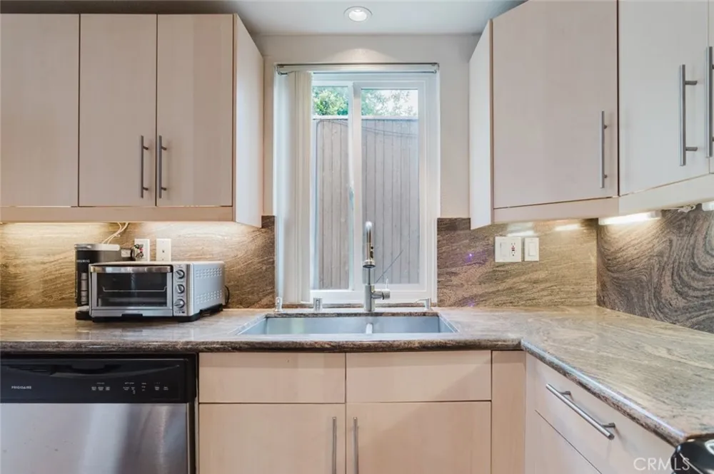 13220 Valleyheart Drive #202 Studio City, CA 91604