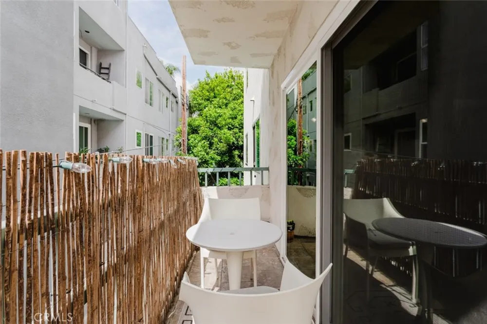 13220 Valleyheart Drive #202 Studio City, CA 91604