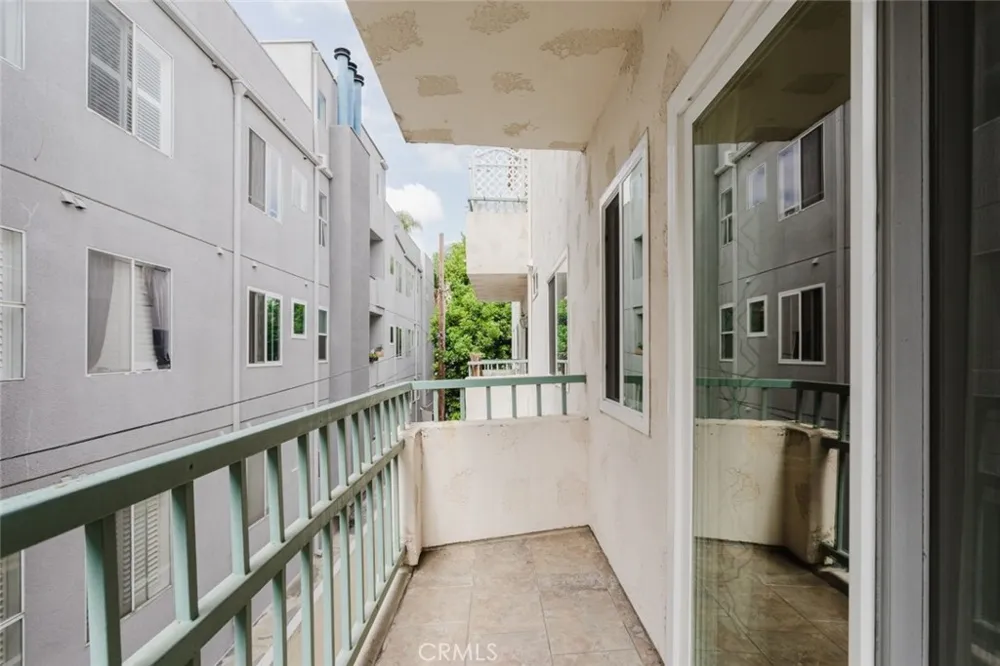 13220 Valleyheart Drive #202 Studio City, CA 91604