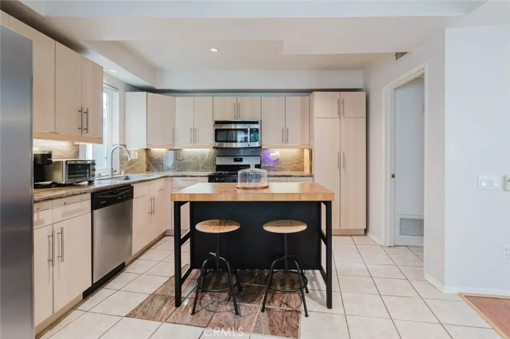 13220 Valleyheart Drive #202 Studio City, CA 91604