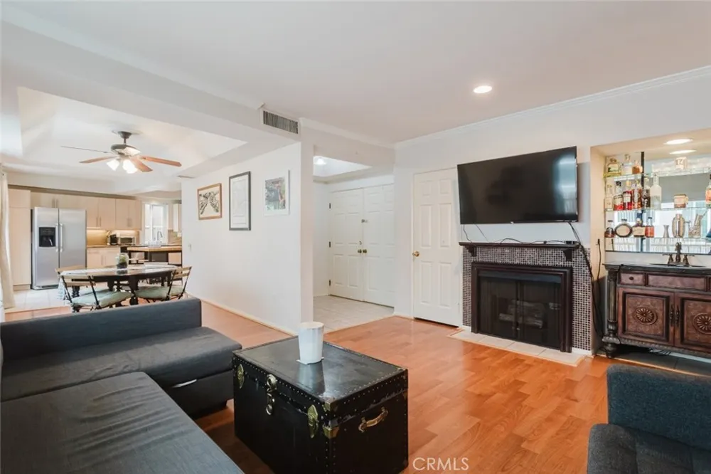 13220 Valleyheart Drive #202 Studio City, CA 91604