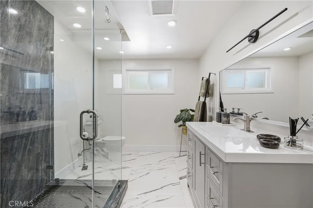 9253 White Oak Avenue Northridge, CA 91325