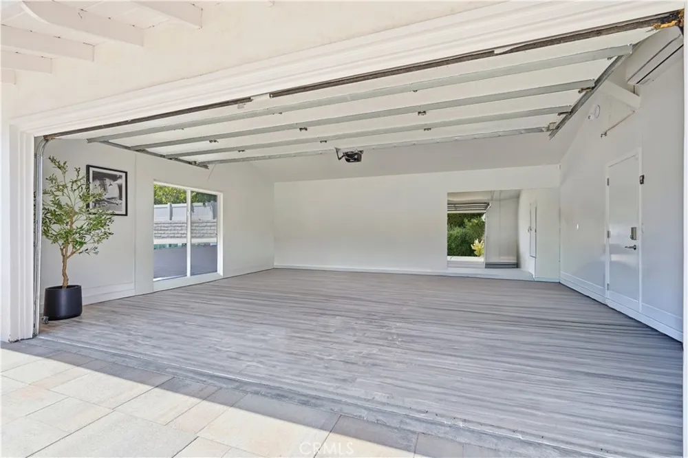 9253 White Oak Avenue Northridge, CA 91325