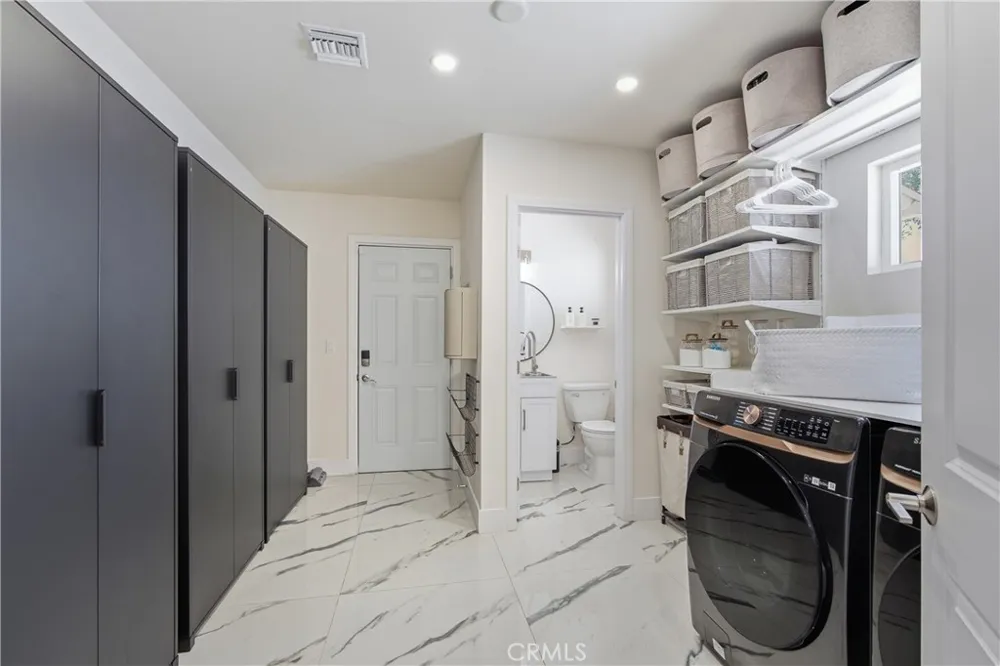 9253 White Oak Avenue Northridge, CA 91325