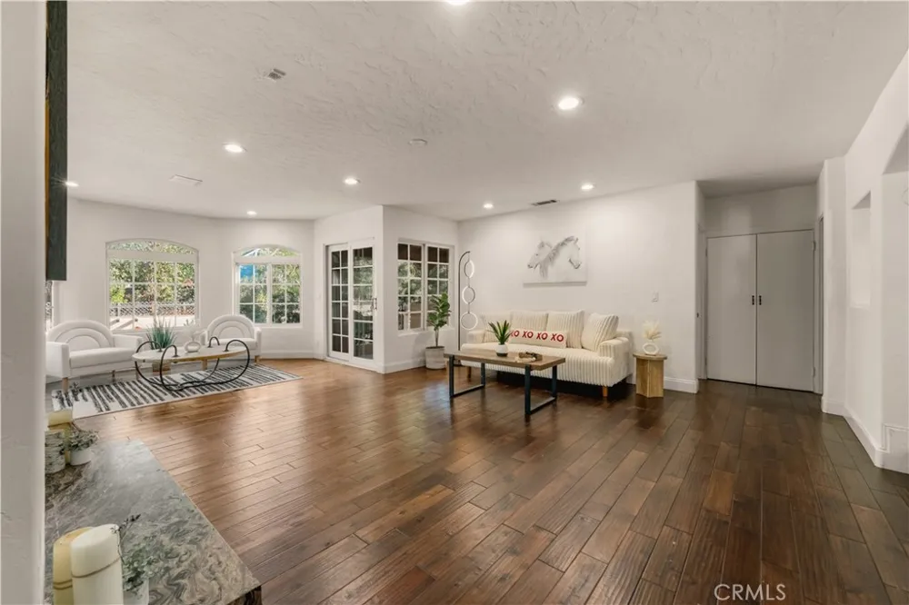 828 S Sunset Canyon Burbank, CA 91501