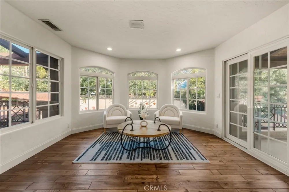828 S Sunset Canyon Burbank, CA 91501
