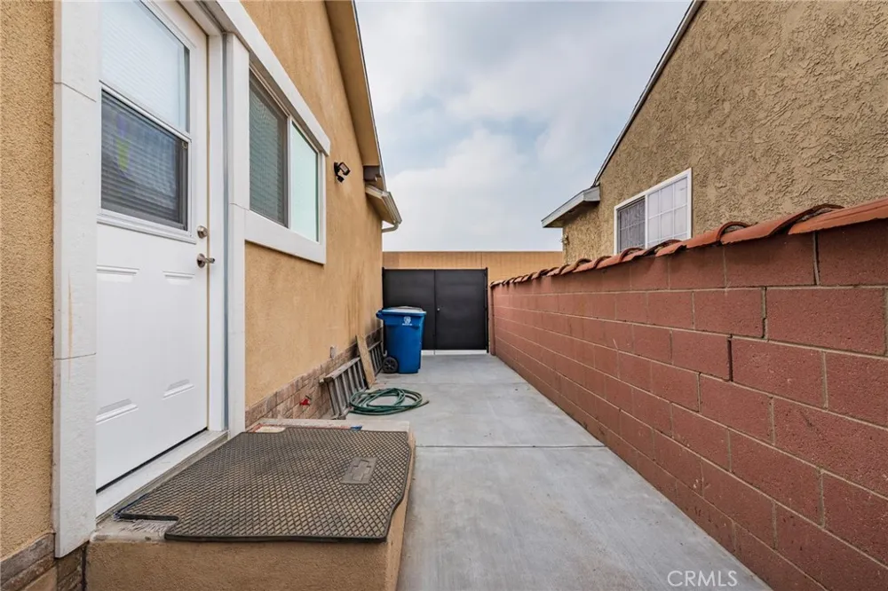 1400 Leland Way Burbank, CA 91504