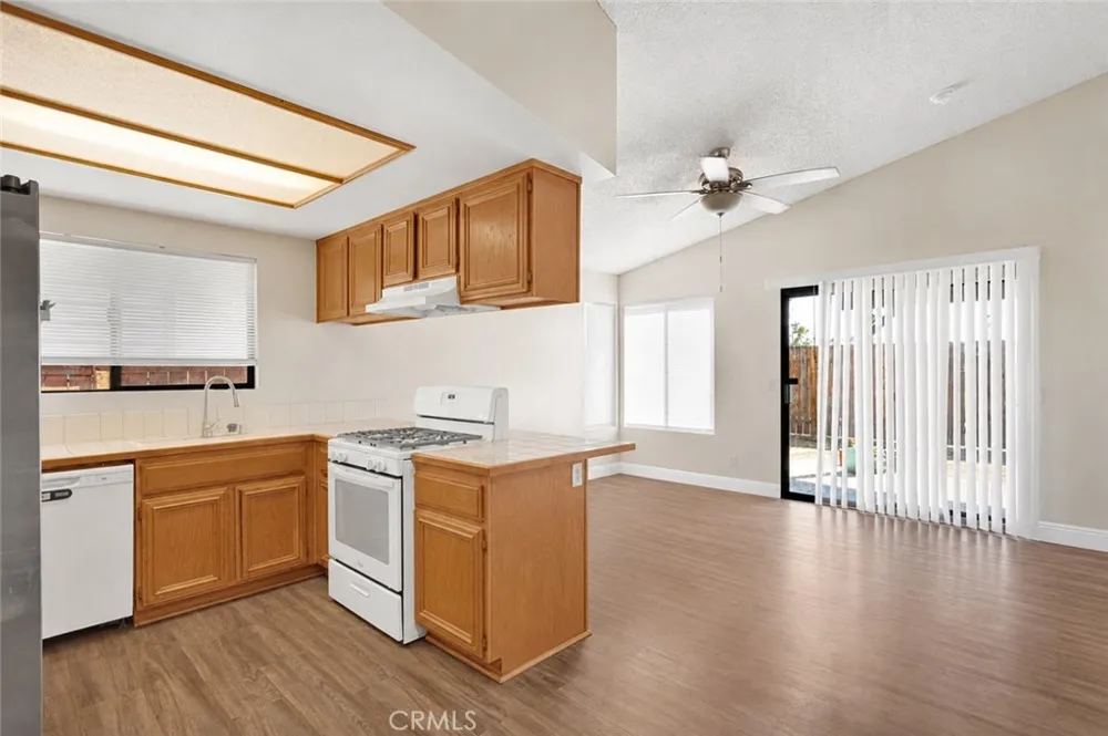 12461 Emeraldstone Victorville, CA 92392