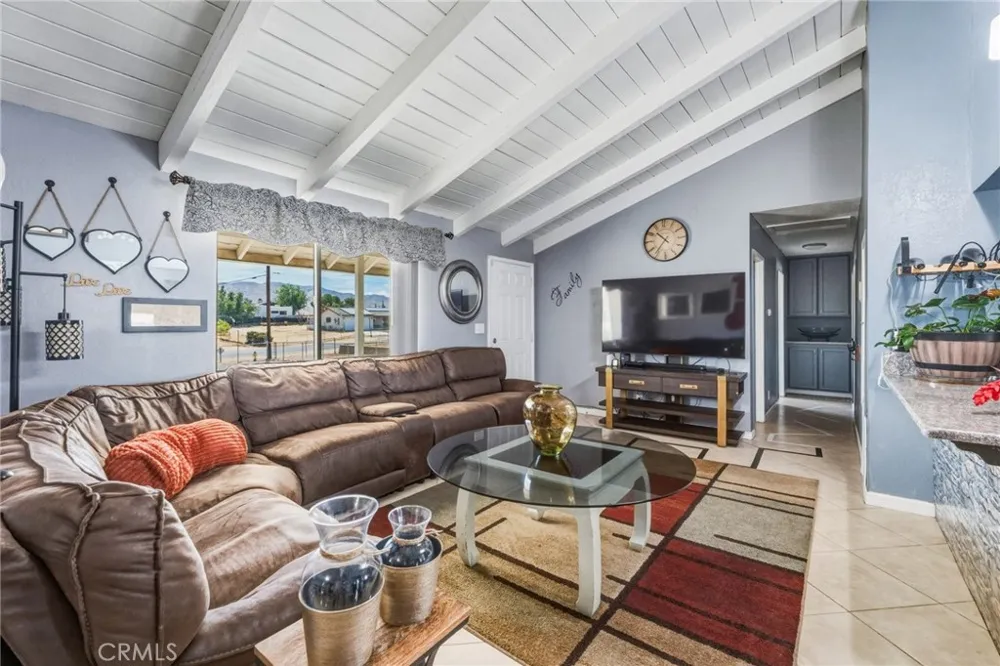 9172 Jacaranda Hesperia, CA 92345