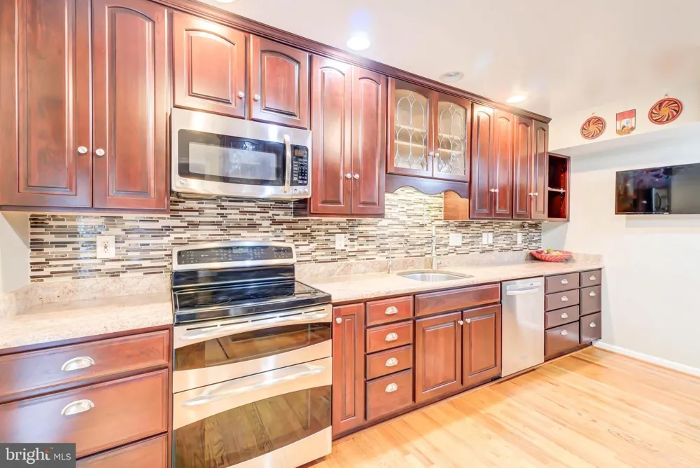 2329 S ROLFE STREET Arlington, VA 22202