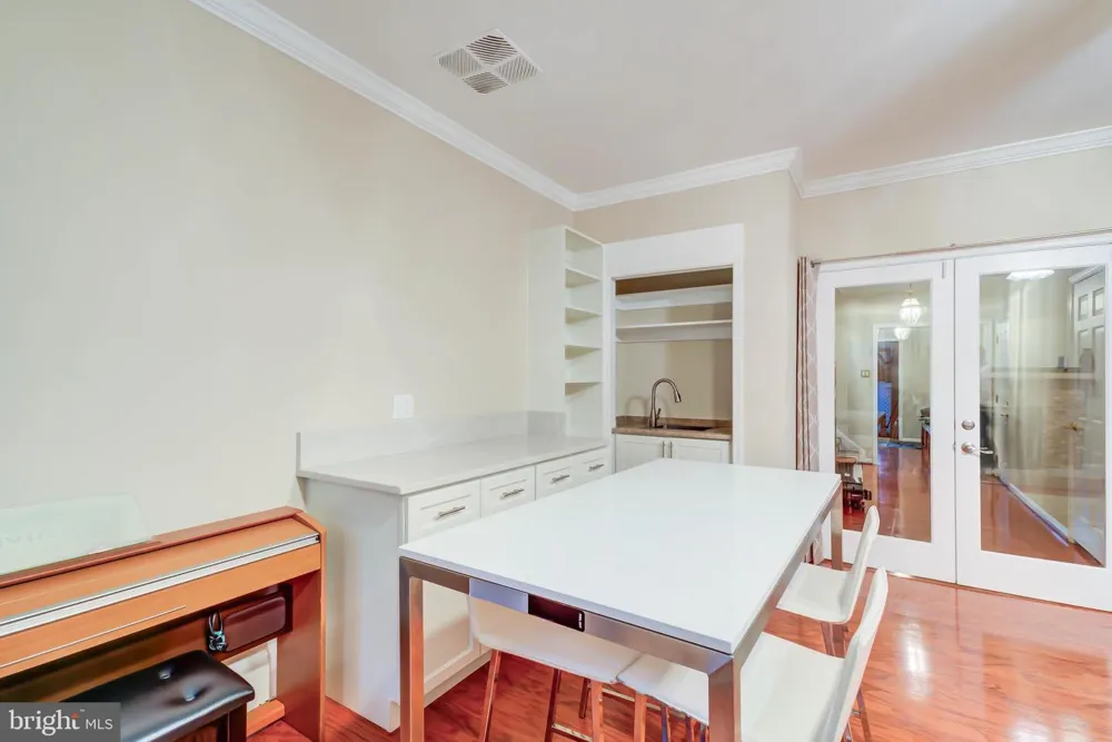 2329 S ROLFE STREET Arlington, VA 22202