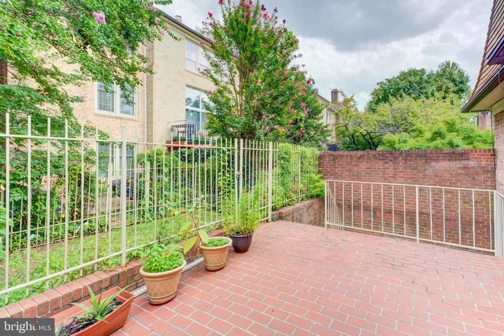 2329 S ROLFE STREET Arlington, VA 22202