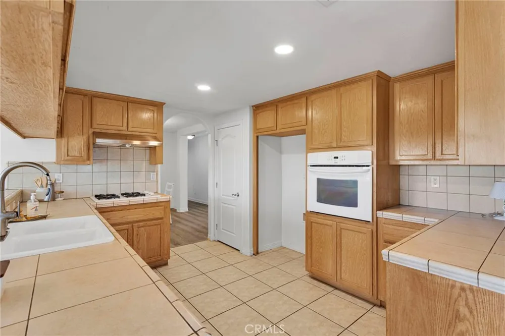 9352 Cedar Street Oak Hills, CA 92344