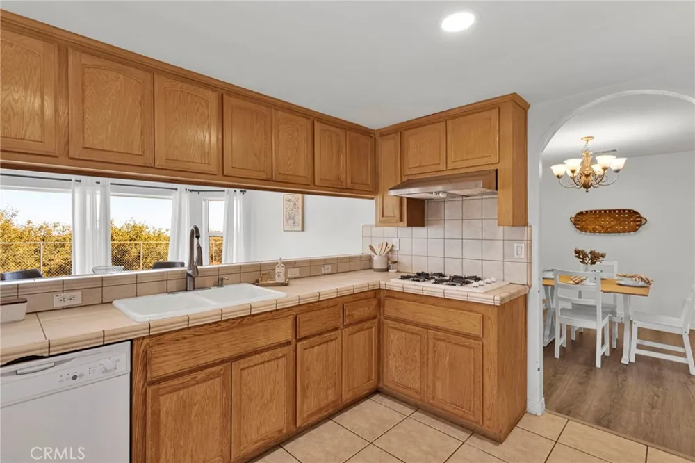 9352 Cedar Street Oak Hills, CA 92344