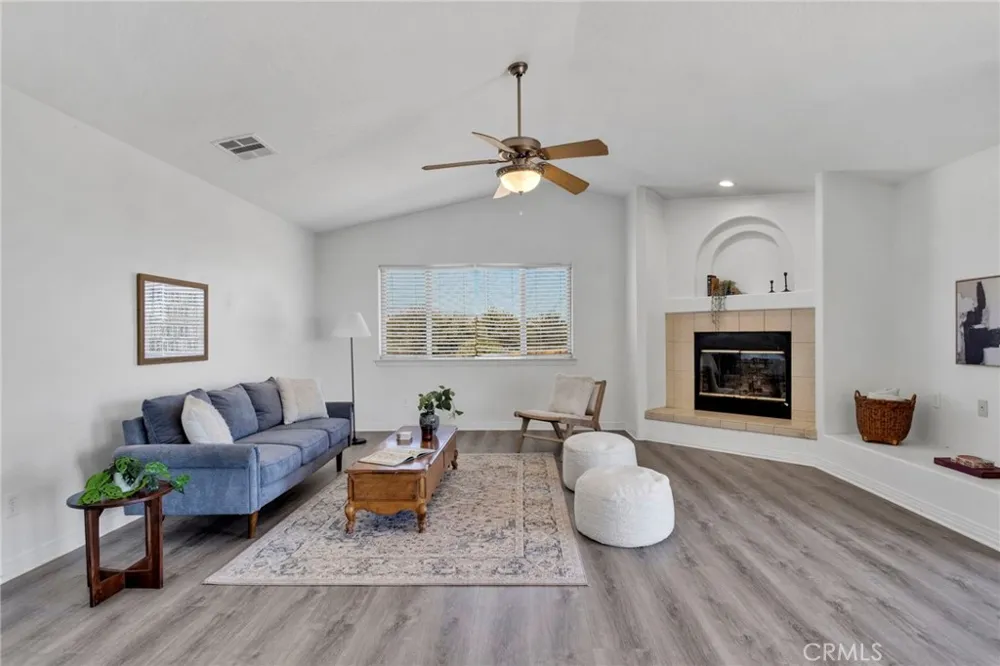 9352 Cedar Street Oak Hills, CA 92344