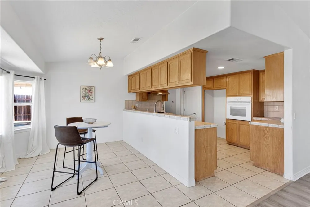 9352 Cedar Street Oak Hills, CA 92344