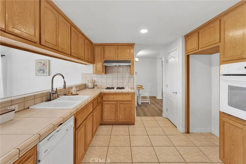 9352 Cedar Street Oak Hills, CA 92344