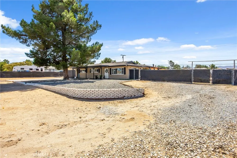 19185 Shoshonee Apple Valley, CA 92307