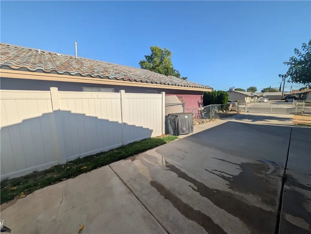 16410 Smoke Tree Hesperia, CA 92345