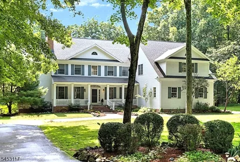 48 Ascot Dr