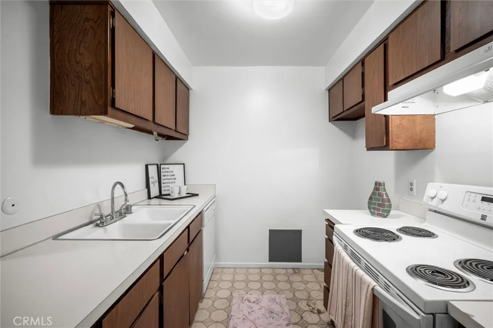 8120 Raintree Circle Culver City, CA 90230