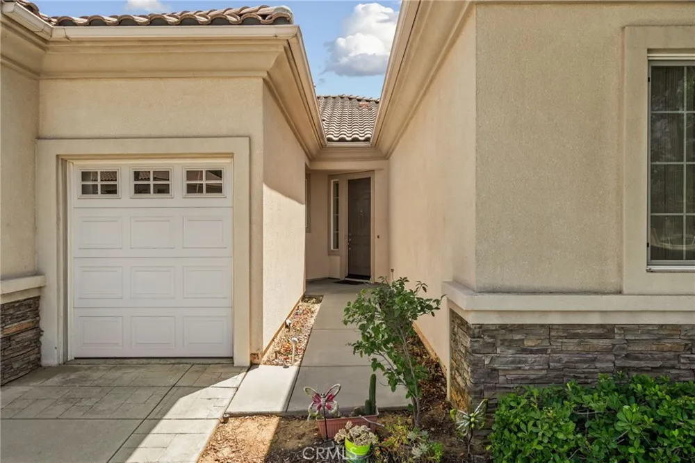 957 Avenal Beaumont, CA 92223