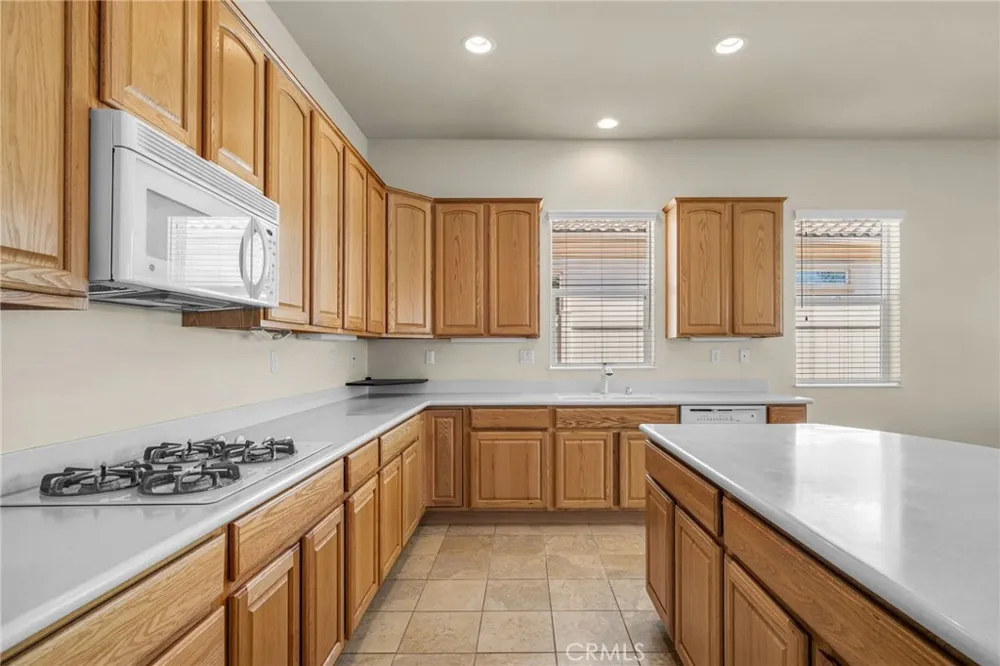957 Avenal Beaumont, CA 92223