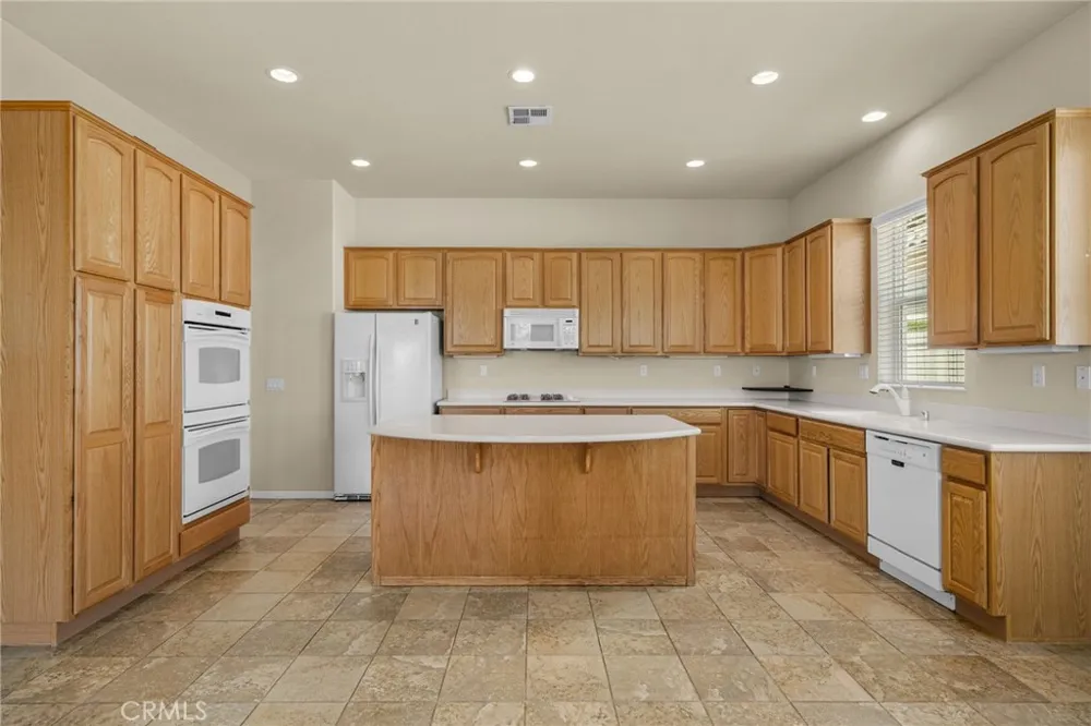 957 Avenal Beaumont, CA 92223