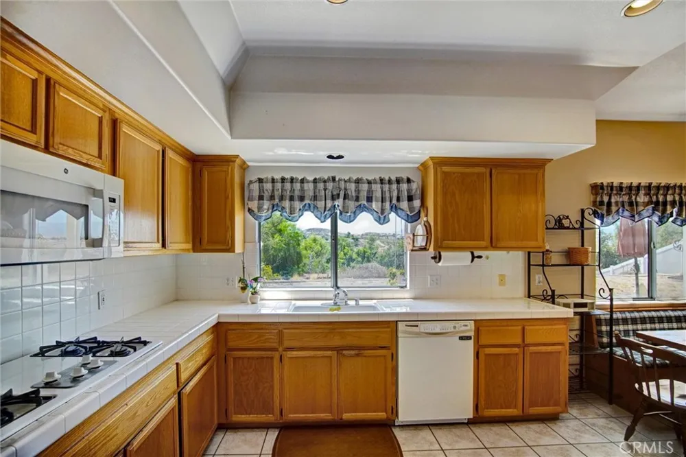 14035 Moonridge Riverside, CA 92503