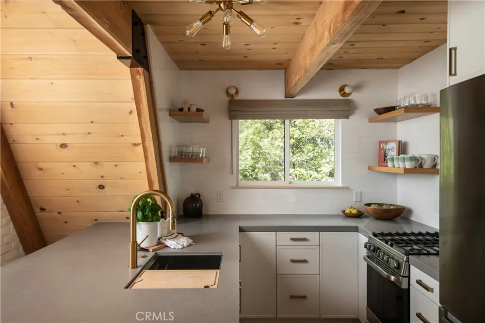 1340 Yosemite Lake Arrowhead, CA 92352