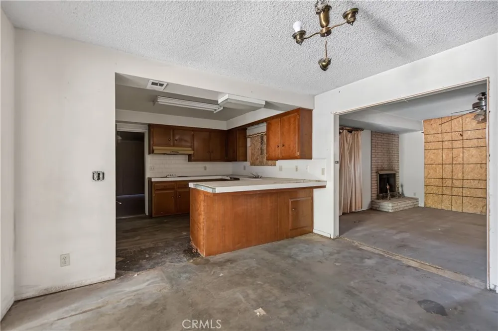 692 S Carmalita Hemet, CA 92543