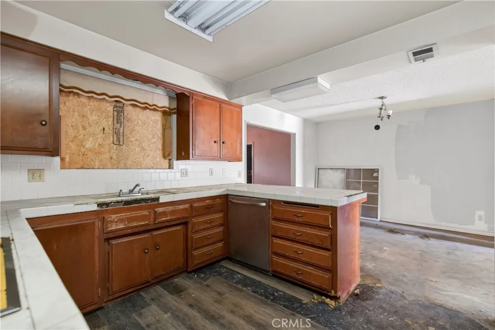 692 S Carmalita Hemet, CA 92543
