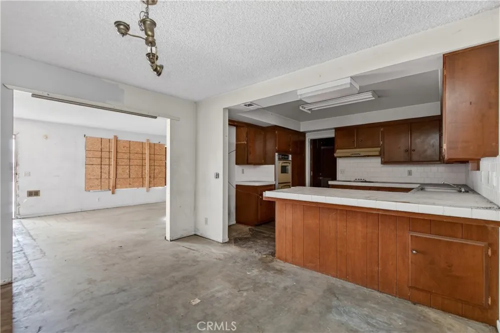 692 S Carmalita Hemet, CA 92543