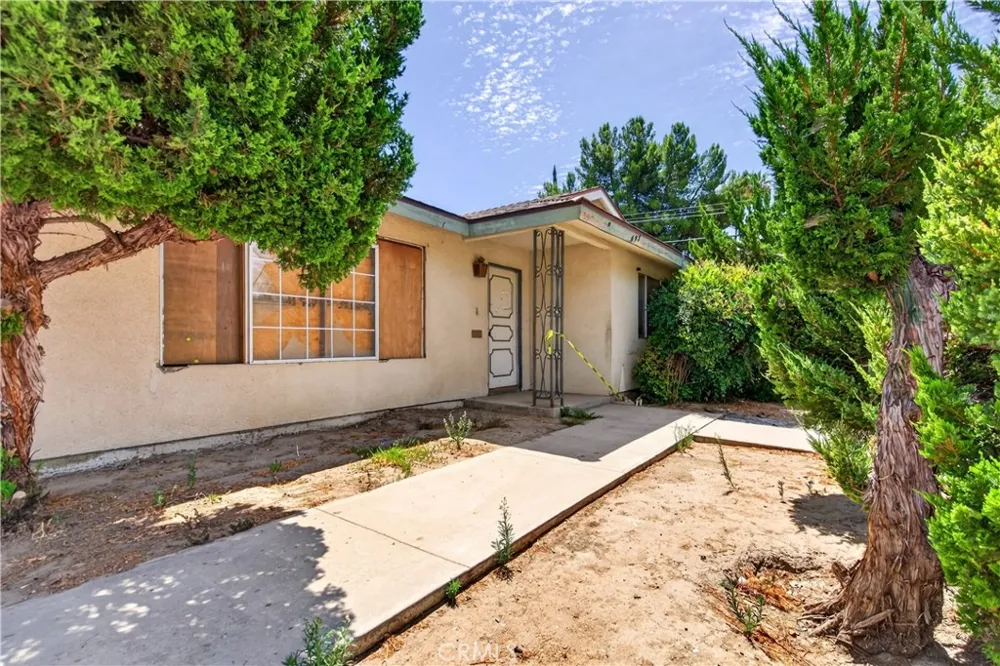 692 S Carmalita Hemet, CA 92543